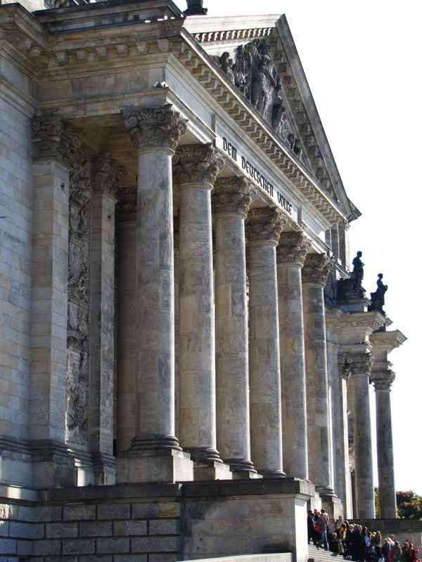 Reichstagstreppe mit Besucherschlange