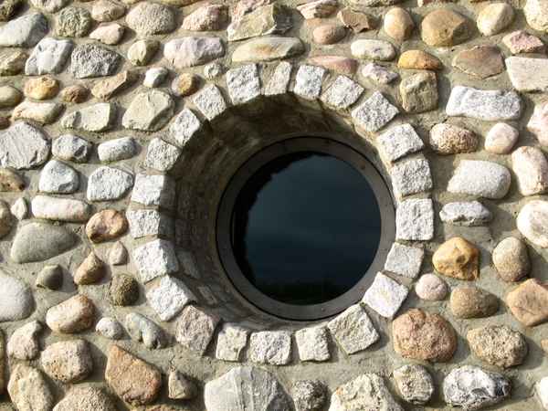 Bullaugenfenster beim Hotel