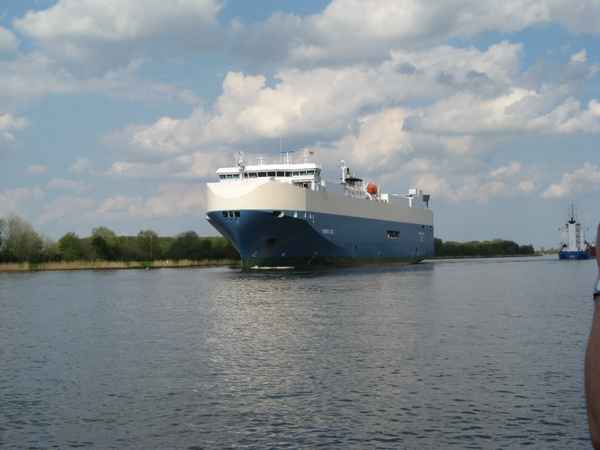 dicker Pott auf Kanal