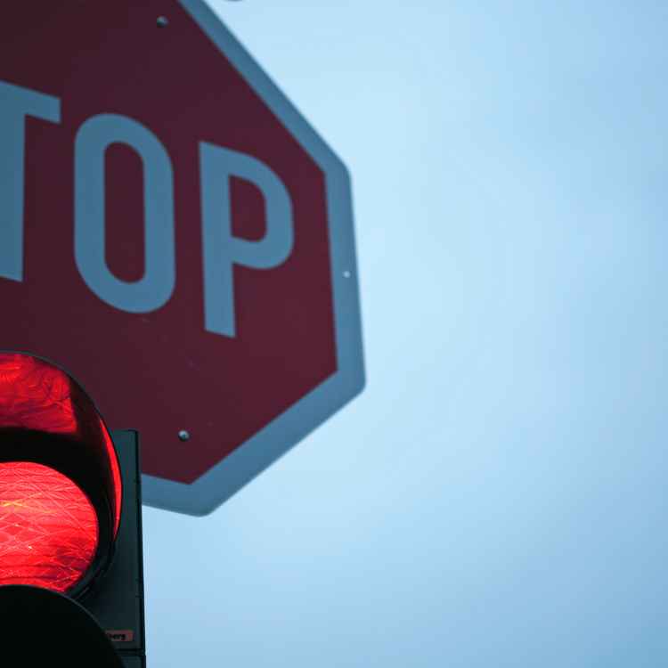 Ampel rot und Stop-Schild