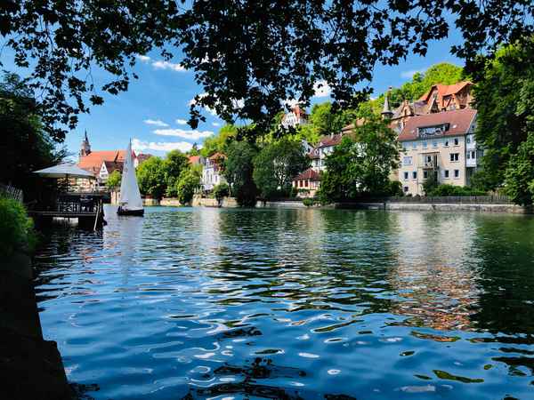 Neckar bei Tübingen mit Segelboot
