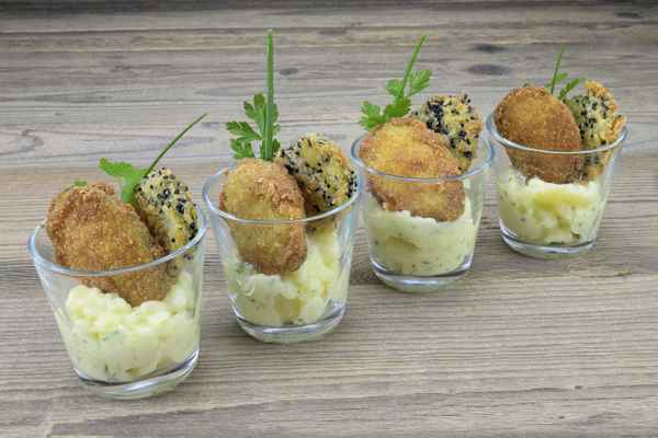 Panierte Zucchini auf Kartoffelsalat im Glas