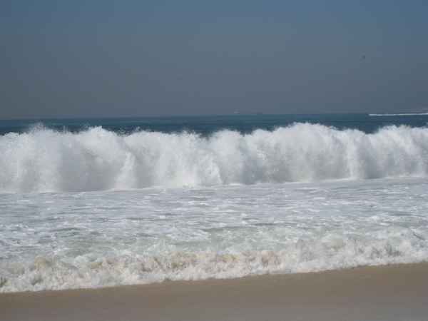 tosende Wellen an der Copacabana