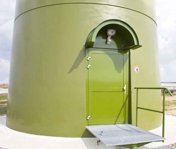 Tür einer Windkraftanlage mit schlechtem Anstrich