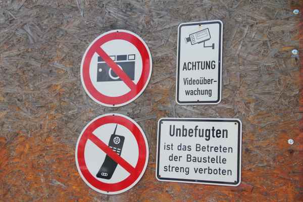Schilder: Fotografieren und telefonieren nicht erlaubt