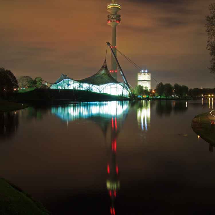 Der Olympiaturm bei Nacht