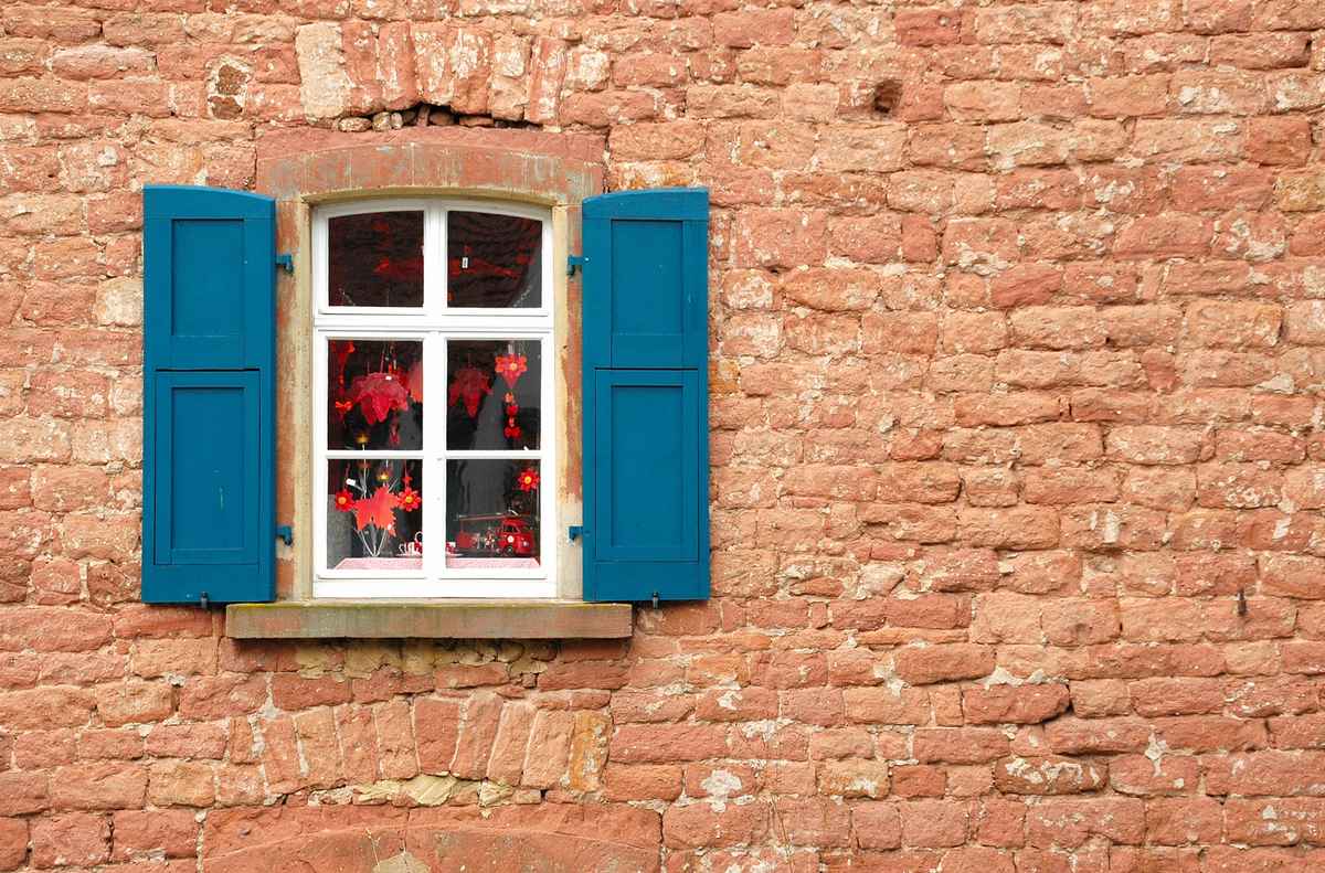 Hauswand mit Fenster