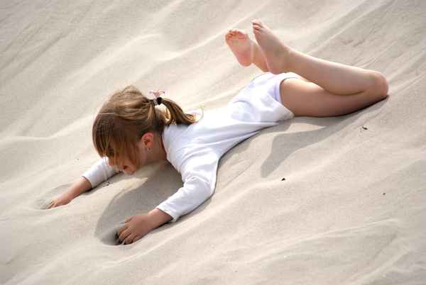 Kind spielt im Sand