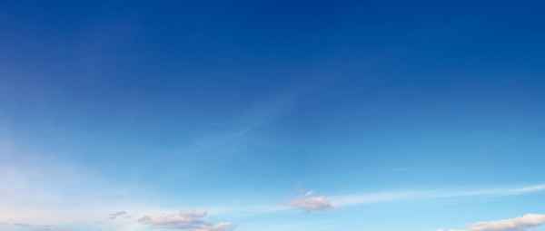Blauer Himmel mit wenigen Wolken