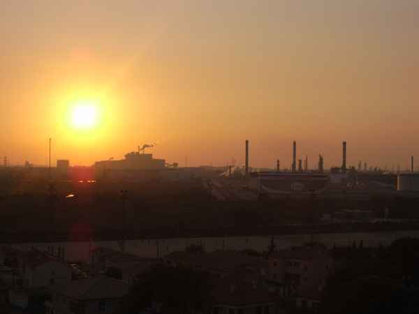 Raffinerie bei Sonnenuntergang