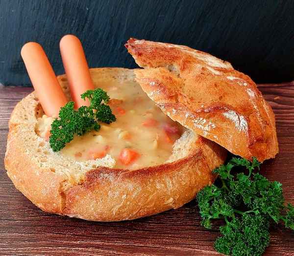 Kartoffelsuppe im Brotlaib