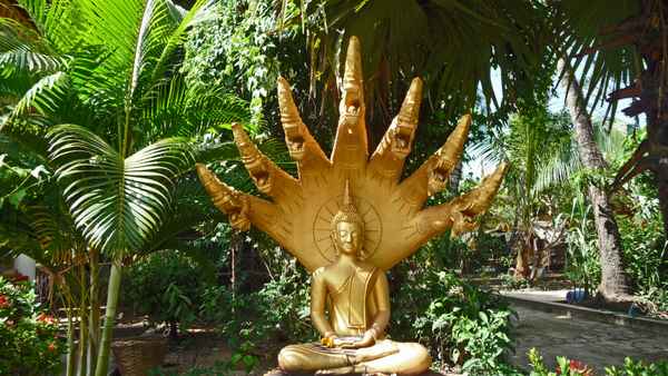 Buddha-Statue in einem Tempelbezirk von Vientiane