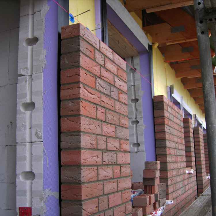 Die Wand wird verklinkert