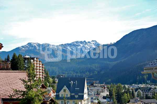Blick über Davos auf die Rätischen Alpen