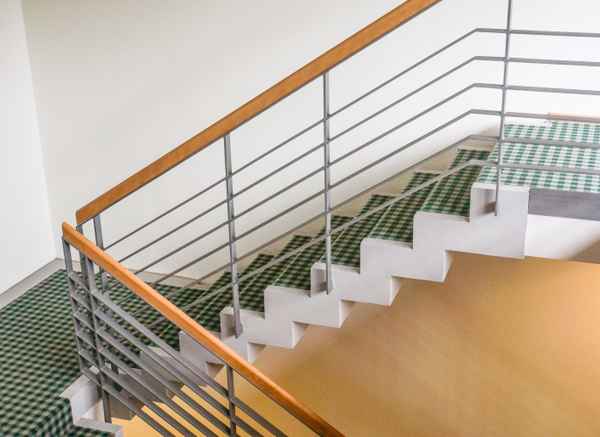 Treppe mit modernem Handlauf 3