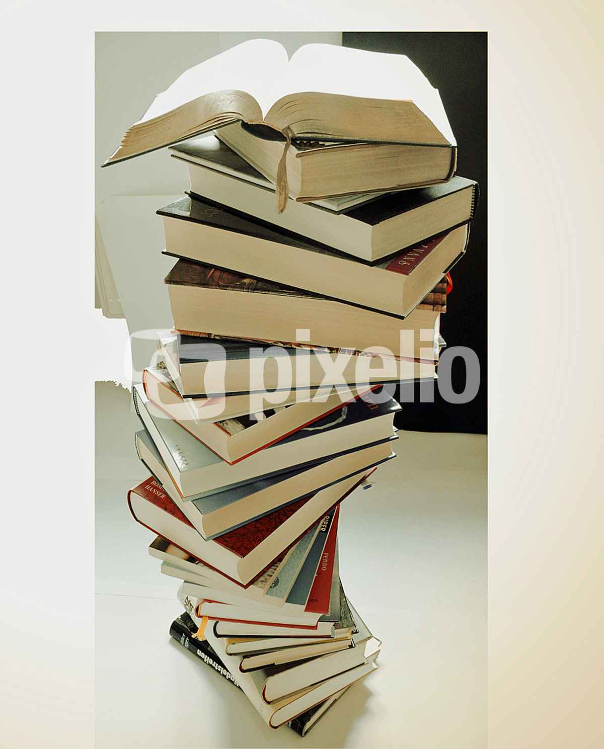 Bücherstapel .