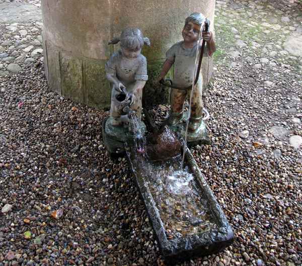 Wasserspiele im Garten