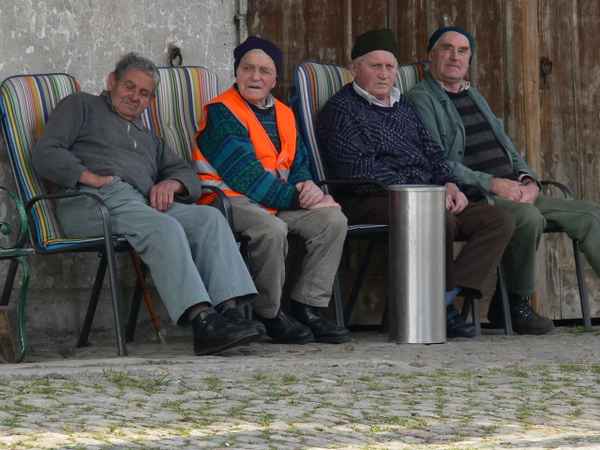 4 Männer auf der Bank