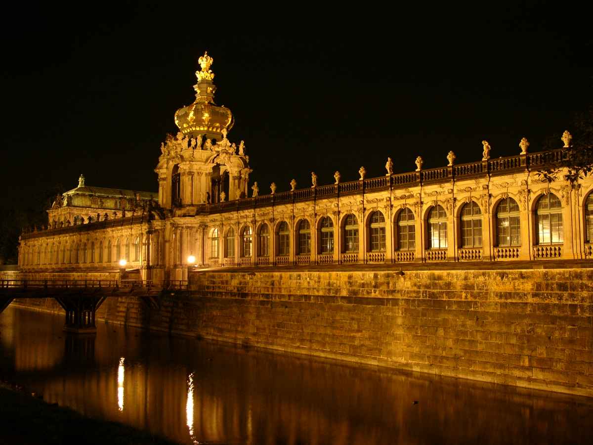 Zwinger bei Nacht