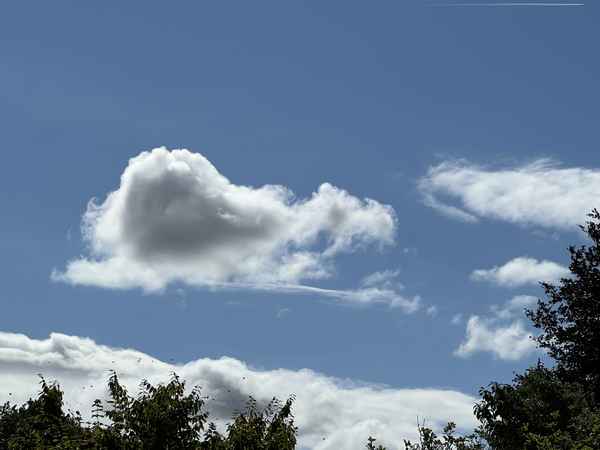 Blauer Himmel mit schönen Wolken