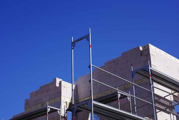 Rohbau mit Leichtbausteinen und Gerüst