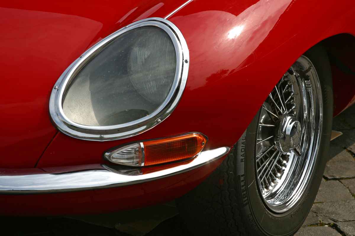 03_02_Jaguar_E-Type_8-Zyl._Kotflügel