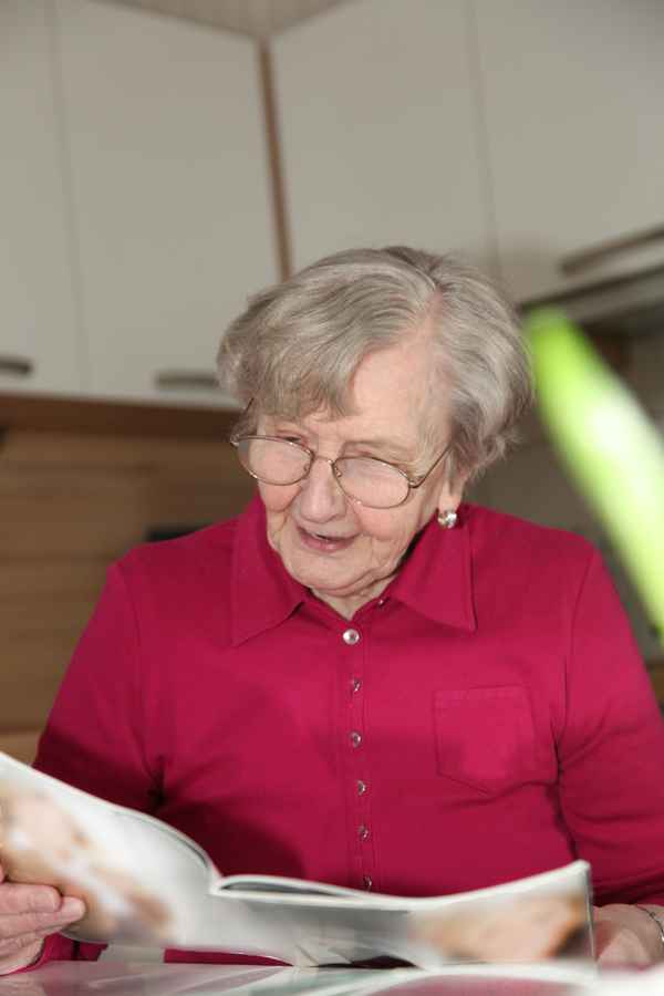 Oma entspannt beim Zeitung lesen