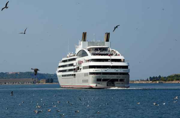Kreuzfahrtschiff verlässt Hafen