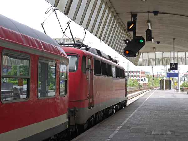 Bahnsteigszene :  Ausfahrt langsam