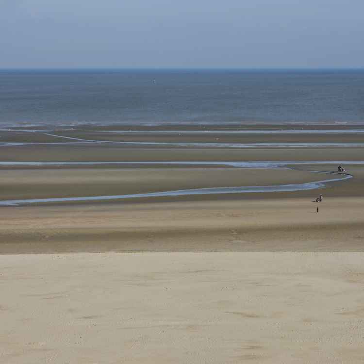 Der Strand in Oostduinkerke Belgien bei Ebbe
