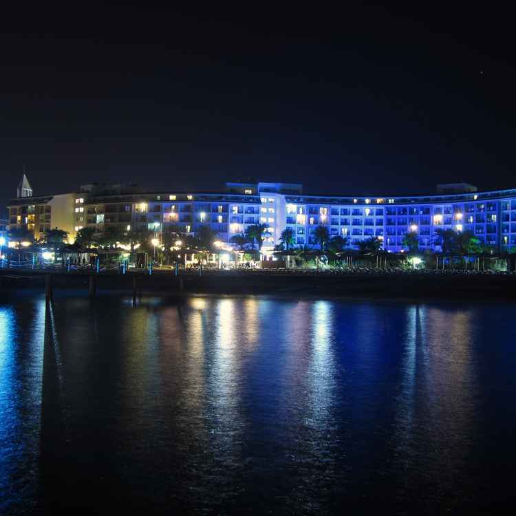 Großes Hotel am Meer bei Nacht