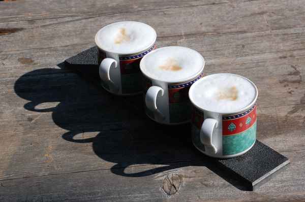 Drei Milchkaffee