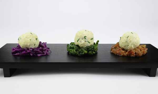 Topfenknödel auf Rotkohl, Blattspinat und Rehragout