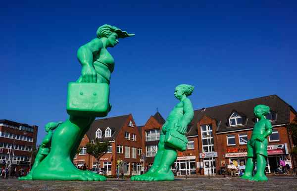 Westerland: Stürmische Statuen am Bahnhofsvorplatz