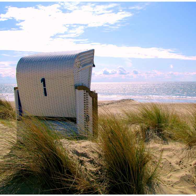Strandkorb am sonnigen Nachmittag / Borkum