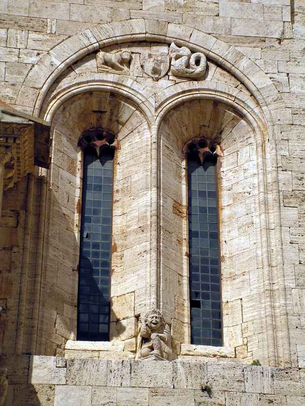 Kirchenfenster in San Quirico d' Orcia (Toscana)