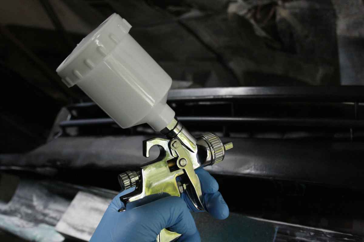 Lackierpistole mit kleinem Fließbecher