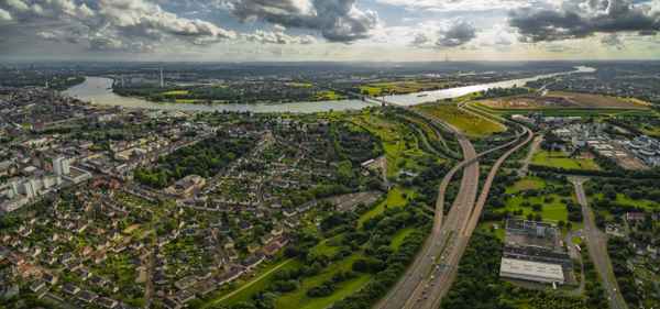 Blick von Leverkusen nach Köln über den Rhein