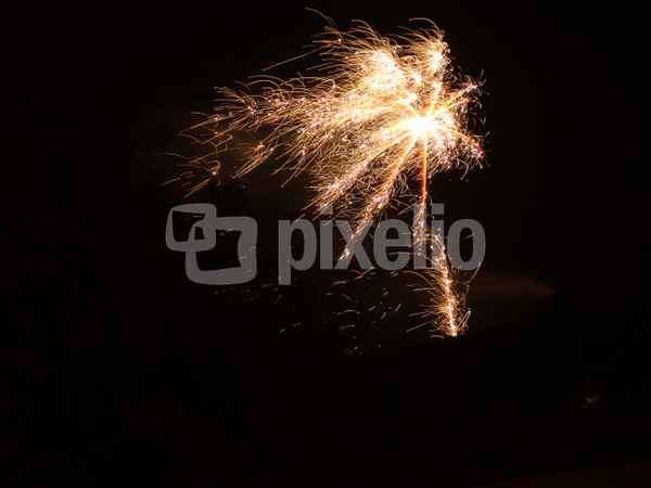 Silvester Rakete explodiert