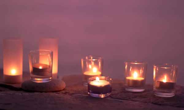 Lila Nacht mit Kerzenschein