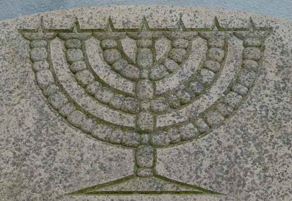 Menora aus Stein