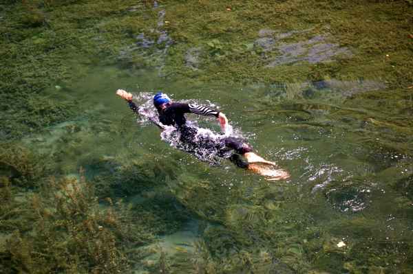 Schwimmer in Neoprenanzug