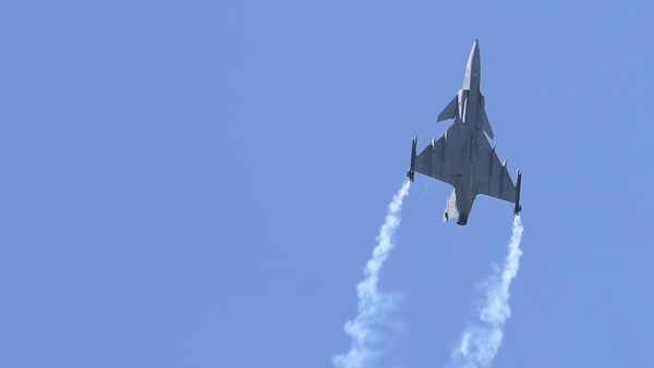 Saab Gripen im Steigflug