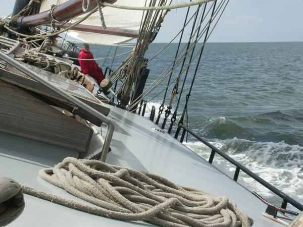 Mit Schräglage durch das Wattenmeer