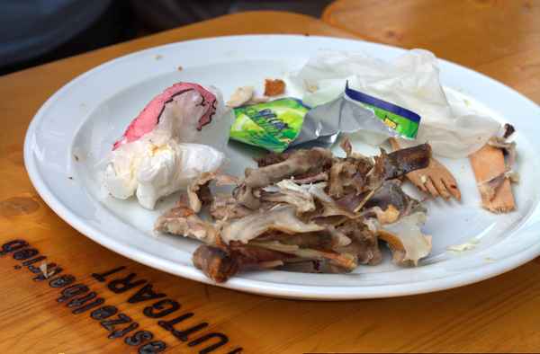 Reste eines Brathähnchens