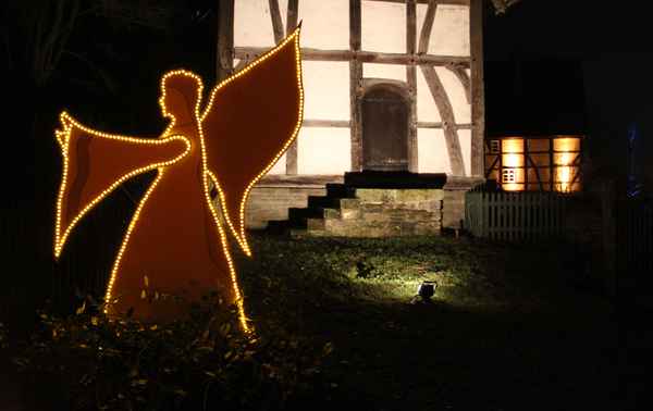 leuchtender Engel im Freilichtmuseum Detmold