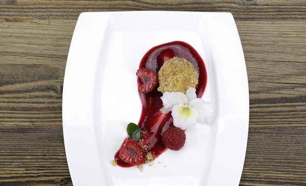 Topfenknödel auf Himbeersoße