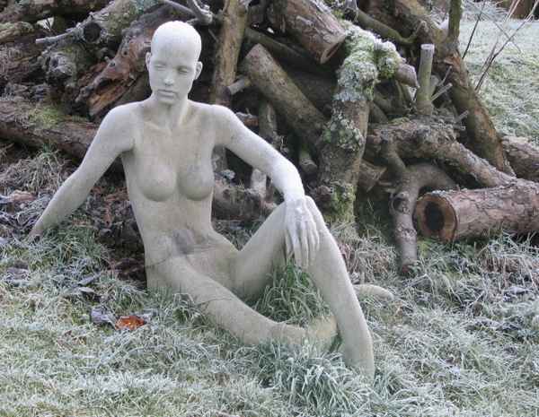 Nackt im Garten, sitzen geblieben.....