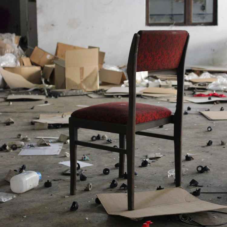 Lost place roter Stuhl 2