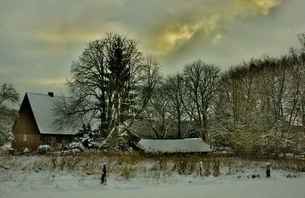 Alter Bauernhof im Winter
